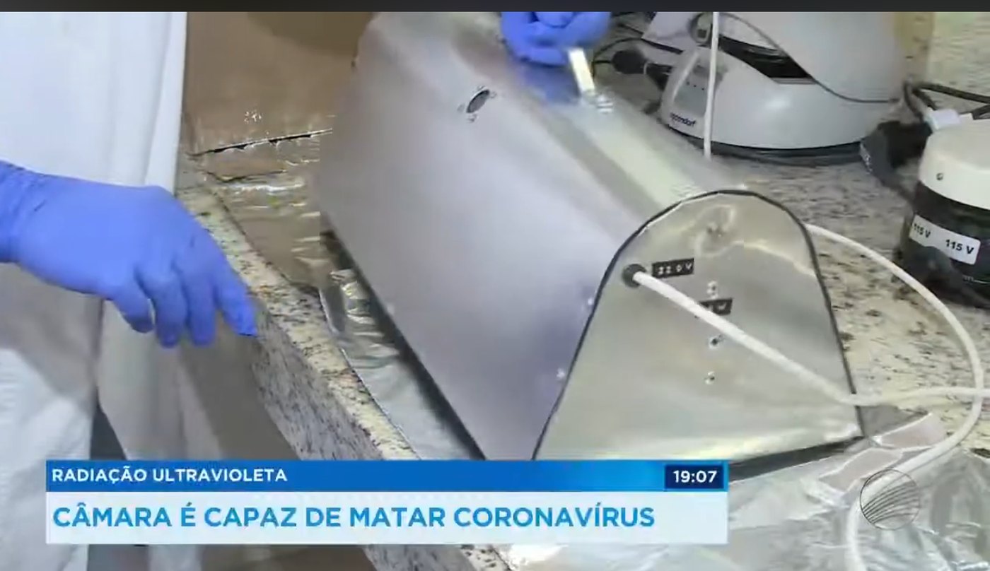 A câmara de papelão forrado com papel-alumínio, com a fiação e a eletrônica aparentes